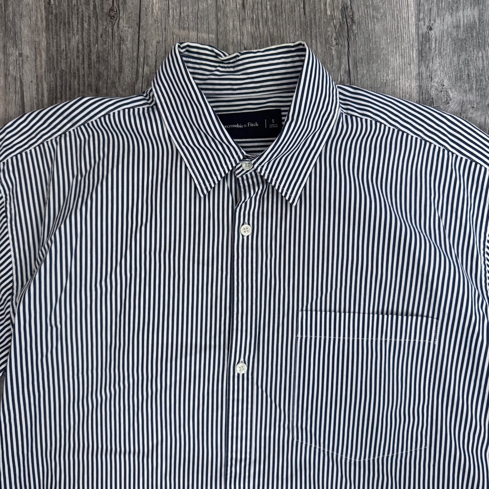 Abercrombie & Fitch Men’s Blue Striped Button Down Shirt Small Short Sleeve